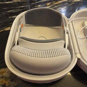 Apple Vision Pro 256GB Full Kit: Includes Travel Case & All Original Gear